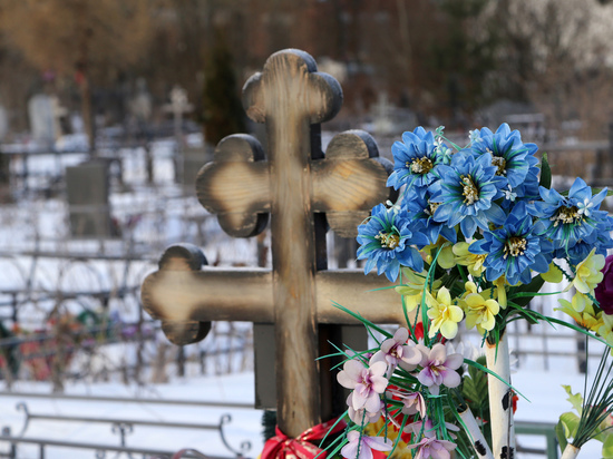Овдовевший россиянин переселился жить в палатку на кладбище