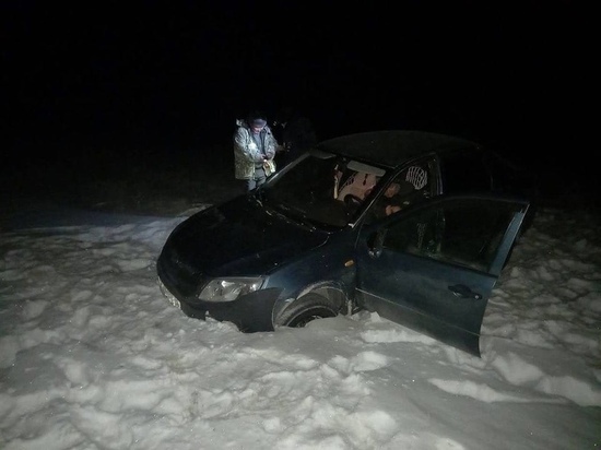 В Туве на безлюдной дороге  легковушка с людьми  застряла в снегу