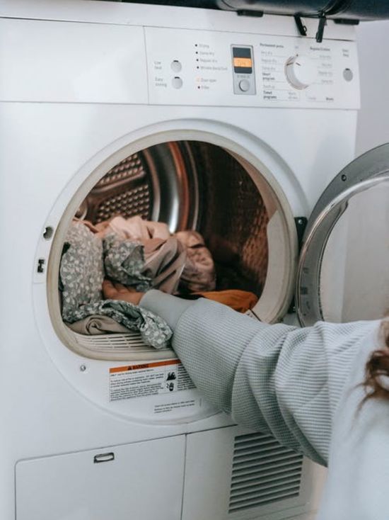 Как «засолить» одежду перед стиркой и зачем это нужно делать