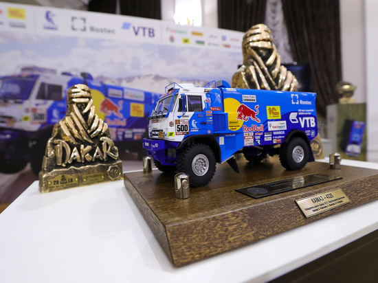 Экипаж Сотникова с победой на ралли «Дакар» поздравил Минниханов