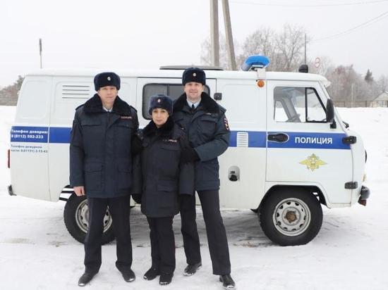 Псковские полицейские вынесли женщину из горящего дома
