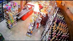 Камеры видеонаблюдения записали момент поджога магазина в Челябинской области