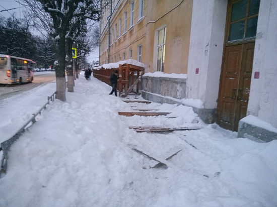 Со здания бывшего института культуры в Рязани упала снежная глыба
