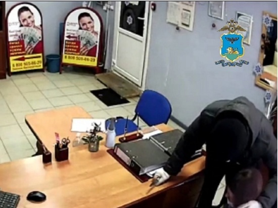 Забывчивый белгородец напал с ножом на офис микрозаймов и оставил там свои документы