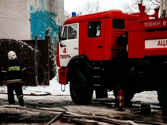 В Тверской области загорелся частный дом