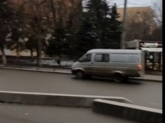 В центре Ростова у грузовика выпали сваи на дорогу