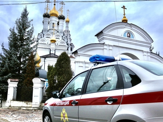 В Светлом пьянчуга обматерил батюшку и прихожан в храме