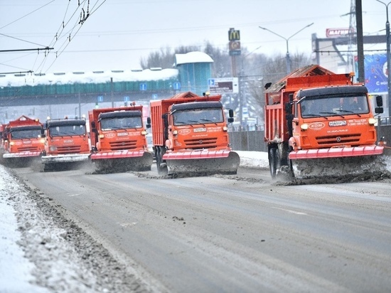 Грохот тракторов: для борьбы со снегом на улицы Ярославля вышло 100 снегоуборщиков