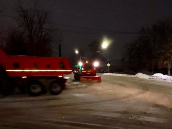 В Курске в ночь на 14 января воевать со снегом вышли 53 единицы спецтехники