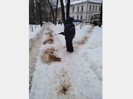 В Смоленске посыпали гололед прямо перед снежным апокалипсисом
