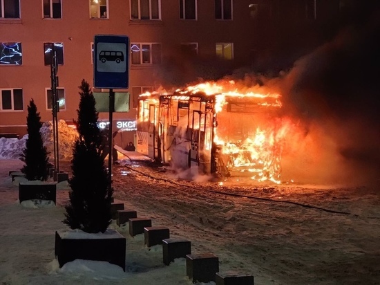 Автобус сгорел дотла у вокзала Петрозаводска
