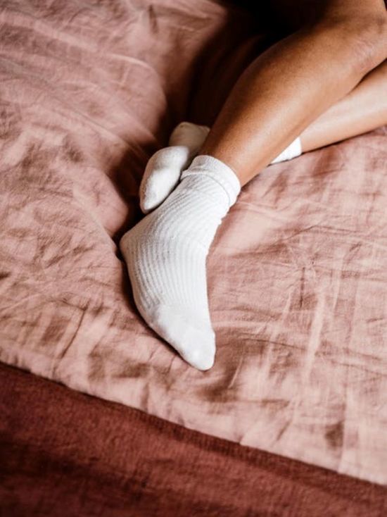 Специалисты объяснили, почему засыпание в носках помогает ускорить переход ко сну
