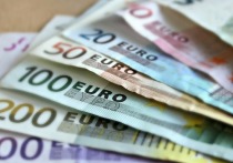 Эксперт по фондовому рынку Михаил Зельцер напомнил, как в 2021 году евро потерял 7% к доллару