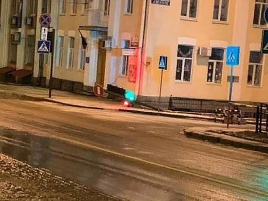 Ветер свалил светофор в центре Донецка: ФОТОФАКТ