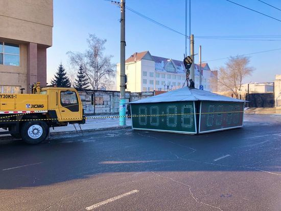 Часы на вокзале Читы сняли с помощью автокрана, их заменят на новые