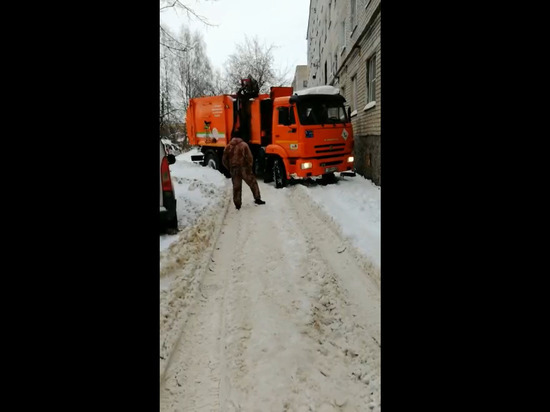 В Рязани из-за снега застрял мусоровоз