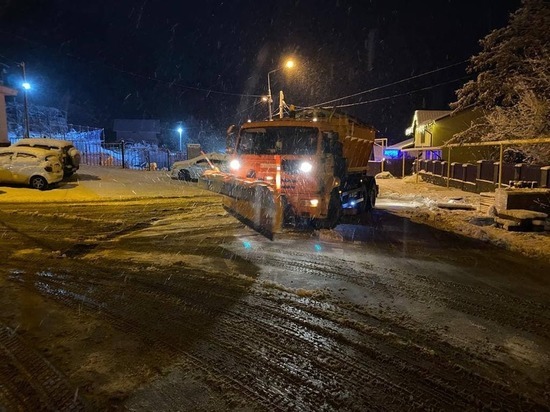 Последствия снегопада в Сочи устраняют в круглосуточном режиме