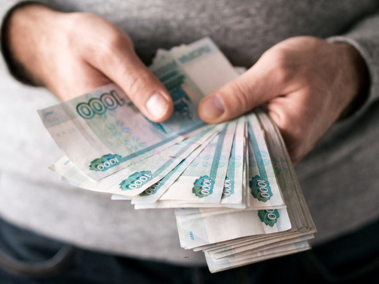 Долги по зарплате в 2021 году получили восемь тысяч петербуржцев