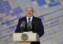Президент Белоруссии Александр Лукашенко встречается с миротворческим контингентом, который вернулся из Казахстана