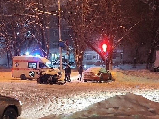 В Пензе две легковушки столкнулись напротив автошколы