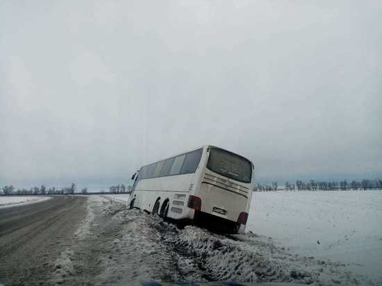 Рейсовый автобус на Краснодар увяз в снегу в ураган на Ставрополье