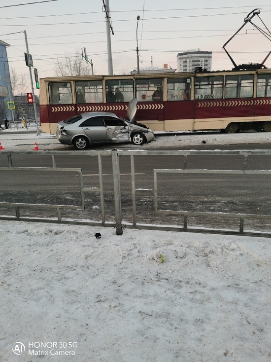 На Красрабе в Красноярске Nissan после столкновения с автобусом влетел в трамвай