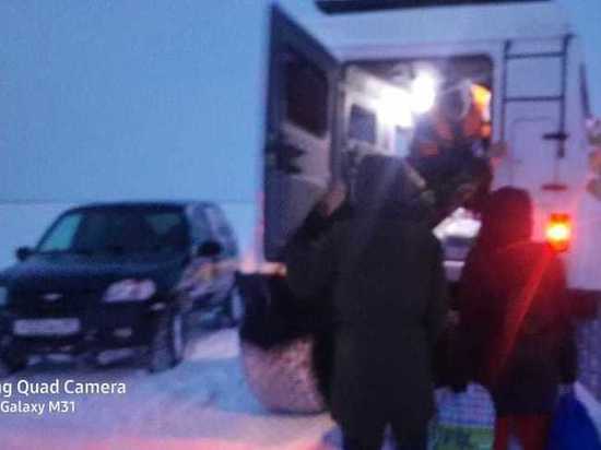 На Ямале 4 взрослых и ребенок застряли на зимнике вместе с авто