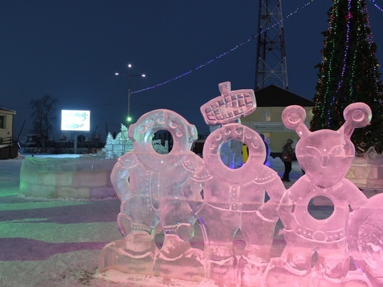 Люди создают их в сильные морозы: власти села Мужи попросили вандалов не ломать ледовые скульптуры
