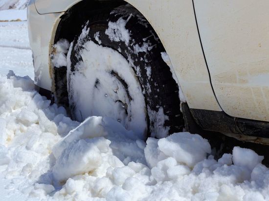 В Мурманске машина скорой помощи застряла в каше из снега