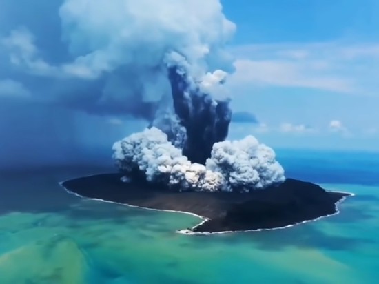 Извержение подводного вулкана выгнало короля Тонга из дворца