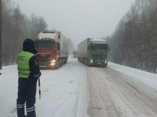 Движение грузовиков и маршрутных автобусов ограничили на трассе Воткинск - Ижевск