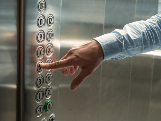 В Кудрово мошенники крадут телефоны, запирая людей в лифтах