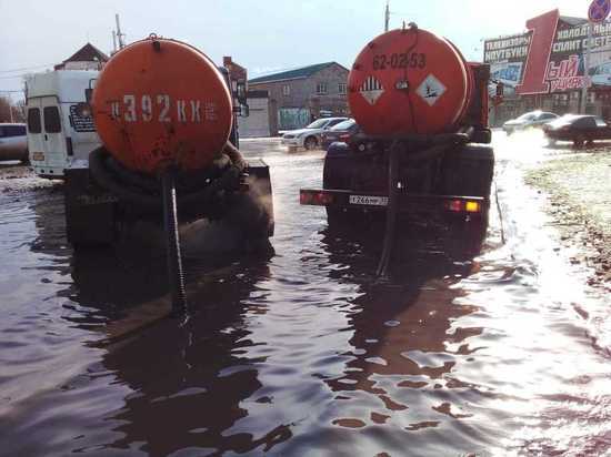 Астраханские коммунальщики откачивают с улиц города талые воды