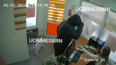 «Деньги сюда дала, бегом»: в Барнауле таинственный мужчина грабит офисы микрозаймов