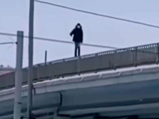 В Челябинске парень прошел по перилам моста над проезжей частью