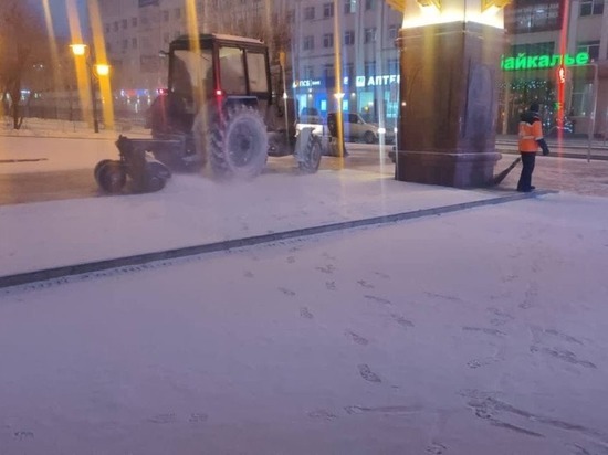 Улицы Читы залили рассолом после внезапного снегопада