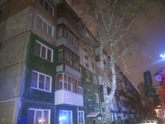 В Барнауле загорелась крыша жилого дома