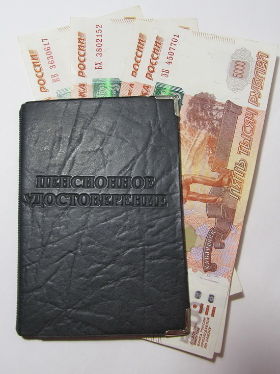 Пенсия саратовских летчиков-испытателей выросла до 102 тысяч рублей