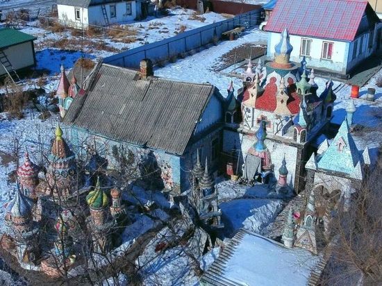 Житель Артема в Приморском крае украсил свой участок миниатюрными соборами и крепостями