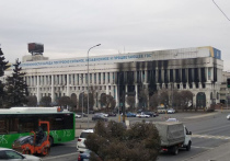 На центральных улицах Алма-Аты после недавних трагических событий работает строительная техника