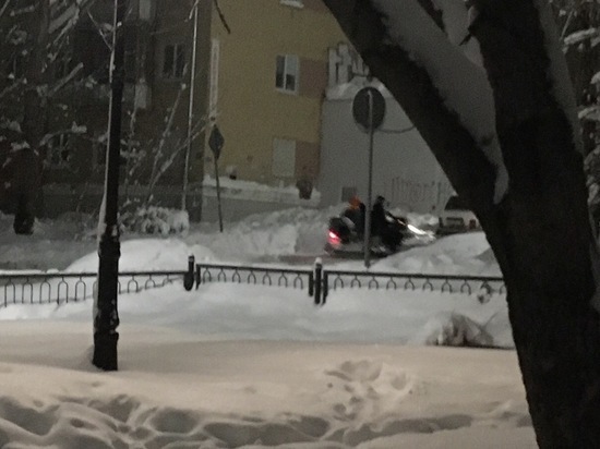 Из-за обилия снега жители Саратова ездят по городу на снегоходах
