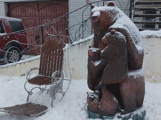 В Брянском районе установили скульптуру семьи медведей