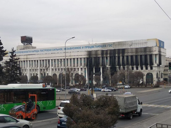 На центральных улицах Алма-Аты после недавних трагических событий работает строительная техника