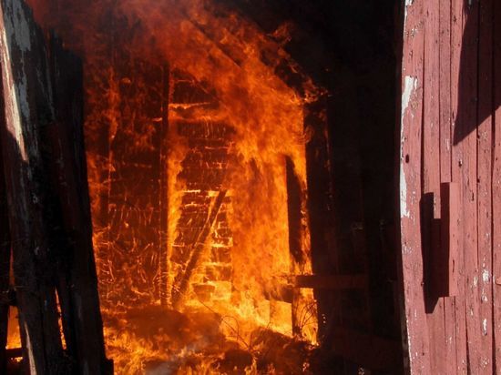 Человек погиб во время пожара в сарае в Черняховске
