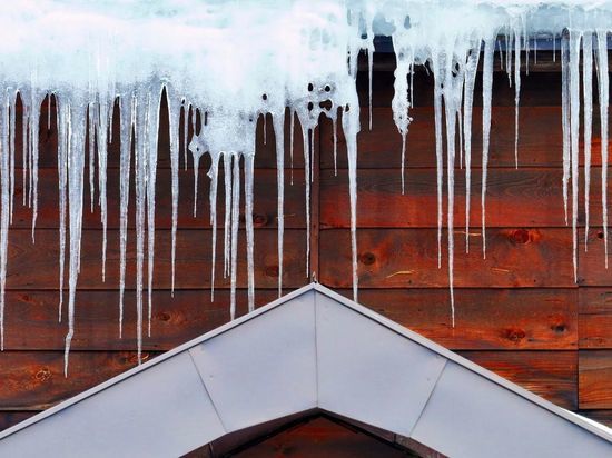 Жителям Гатчинского района предложили сообщать о наледи на крышах на «горячую линию»