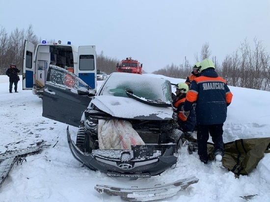 Оказался в автоловушке: спасатели вырезали водителя из машины после аварии с 2 пострадавшими под Надымом