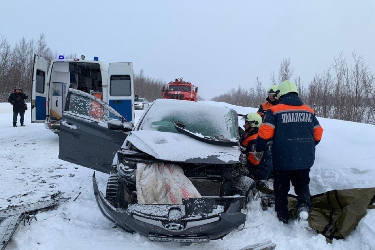 Оказался в автоловушке: спасатели вырезали водителя из машины после аварии  с 2 пострадавшими под Надымом - МК Ямал