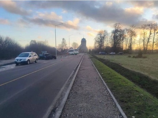 Автомобиль Volkswagen выехал на полосу встречного движения и врезался в автобус в Полесске