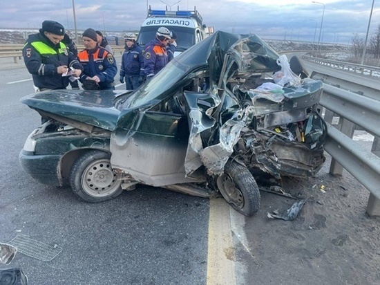 На Дону 61-летний водитель легковушки погиб в ДТП с грузовиком