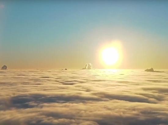 Петербуржцам показали восход солнца над облаками с высоты «Лахта Центра»